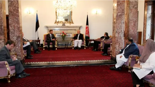 په ۲۰۱۲ کال ولسمشر حامد کرزی د استونیا له لومړي وزیر آنرس انسیپ سره د خبرو پرمهال