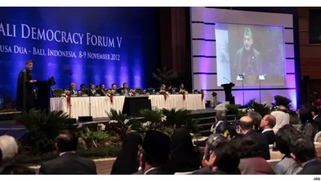 د بالي دیموکراسي د پنځمې غونډې پرمهال ۲۰۱۲ نومبر- د اندونیزیا بالي ټاپو کې دغه غونډه جوړه شوه، چې یو وینا وال یې حامد کرزی و