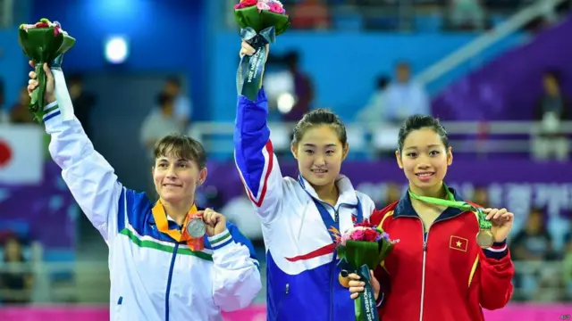 Оксана Чусовитина 39 ёшда эканига қарамай, таяниб сакраш бўйича индивидуал баҳсларда Ўйинларнинг кумуш медалини қўлга киритди ва ўзининг ютуғи билан Жанубий Корея оммавий-ахборот воситаларининг ҳайратлари остида қолиб кетди. 