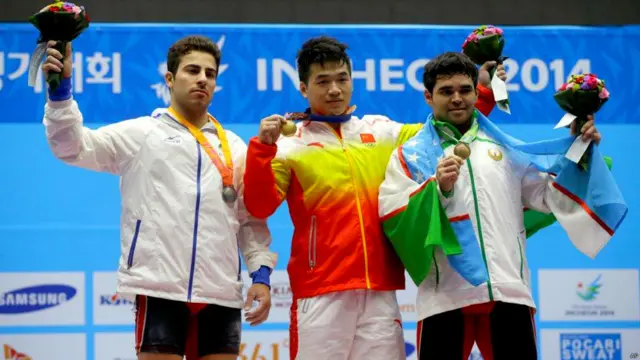 Улуғбек Алимов даст кўтаришда 164 кг., силтаб кўтаришда эса 205 кг. тошни кўтаришга муваффақ бўлди ва Ўйинларнинг бронза медалини қўлга киритди. Бугун 25 сентябр куни Инчонда спортнинг 27 тури бўйича 38 комплект медаллар ўйналади. Ўзбекистон жамоаси спортнинг 9 тури бўйича совринли ўринлар учун беллашишади. 