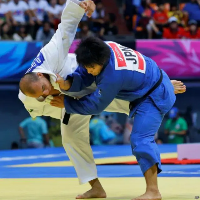 Аммо Ўзбекистон ҳисобига илк кумуш медалини таниқли дзюдочиси Дилшод Чориев (90 кг) келтирди. Қўшимча бўлим охирларида "юко" баҳосини ишлашга муваффақ бўлган япониялик рақиби эса, олтин медаллик бўлди. 