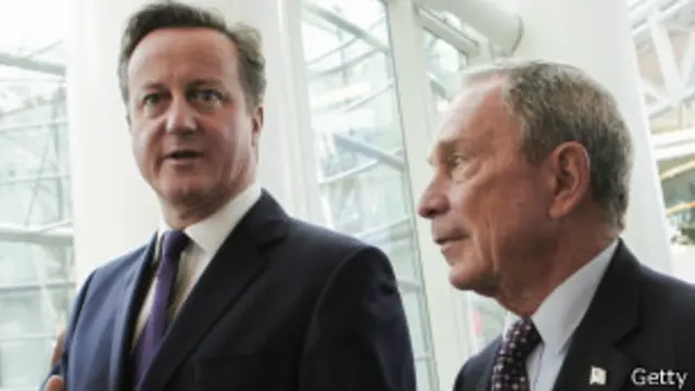 David Cameron (izq.) habla con Michael Bloomberg