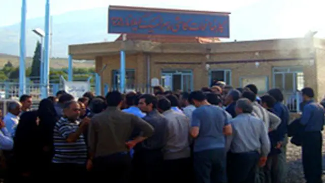 عکس از یکی از تجمع‌های پیشین کارگران گیلانا که با بستن جاده همراه بود