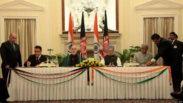 د ۲۰۱۲ په نومبر کې، حامد کرزي د هند له مخکني لومړي وزیر منموهن سره، په دې کتنه کې دواړو هېوادونو د کانونو په برخه کې هوکړه لاسلیک کړه