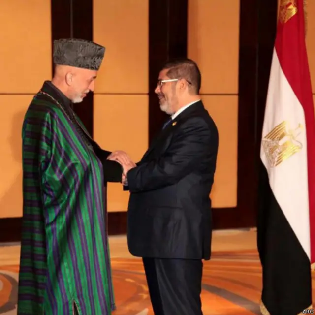 حامد کرزی د مصر له مخکني منتخب ولسمشر محمد مرسي سره قاهره کې د اسلامي هېوادونو د دوولسم کانفرانس په څنډو کې