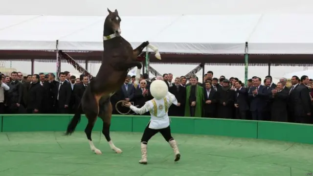 حامد کرزی د ۲۰۱۳ مارچ کې د ترکمنستان عشق اباد کې د نوي کال په مېله کې ګډون وکړ