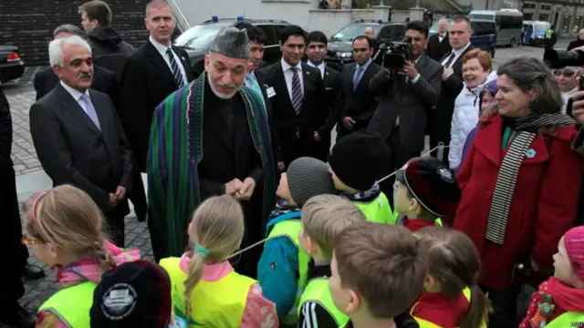 حامد کرزي د نړۍ هېوادونو تر په رسمي سفرونو کې د خینو هېوادونو له عامو وګړو سره هم وکتل. په انځور کې کرزی په ۲۰۱۳ کال د فلنډ په سفر له فلنډي زده کوونکو سره ښکاري