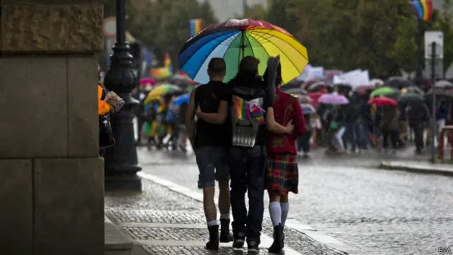 Радужный флаг на шествии