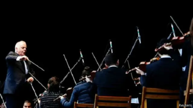 قائد الأوركسترا دانييل بارينبويم يقود اوركسترا الديوان الغربي-الشرقي بمشاركة أعضاء عرب وإسرائيليين