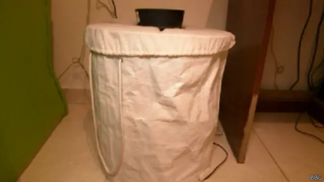 تُجمع عينات من البعوض الذي أطلق من قبل للتحليل