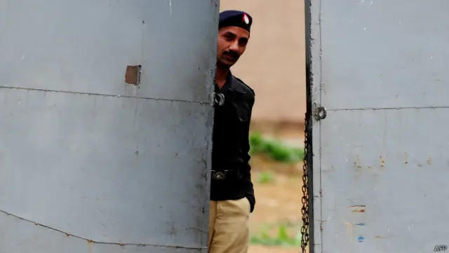 جیل قوانین کے مطابق جیل سپرٹنڈنٹ کو بھی جیل کے معائنے کے دوران اسلحہ لے کر جانے کی اجازت نہیں ہوتی