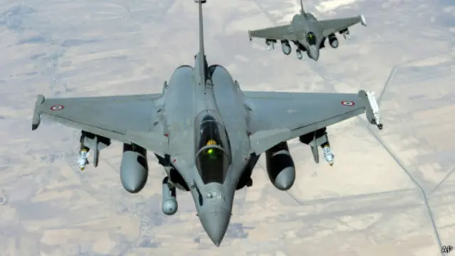 هواپیماهای فرانسوی برای نخستین بار مواضع دولت اسلامی را بمباران کردند