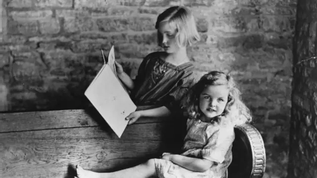 站立者是9岁的尤妮蒂和6岁的妹妹杰西卡