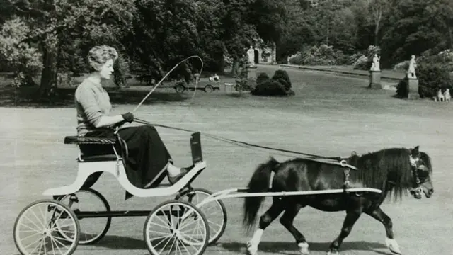 黛博拉在她的庄园查茨沃斯（Chatsworth）。查茨沃斯庄园是世袭德文郡公爵(Dukes of Devonshire)的祖居。