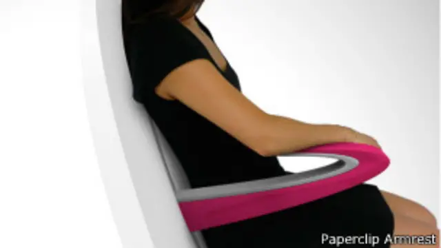 Изобретение Джеймса Ли, возможно, положит конец борьбе за подлокотники в самолетах