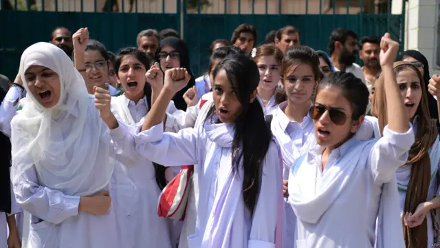 पाकिस्तान में छात्राओं की रैली