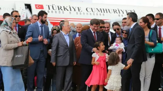 Funcionarios de Turquía reciben a los rehenes turcos liberados por EI el 20 de septiembre de 2014
