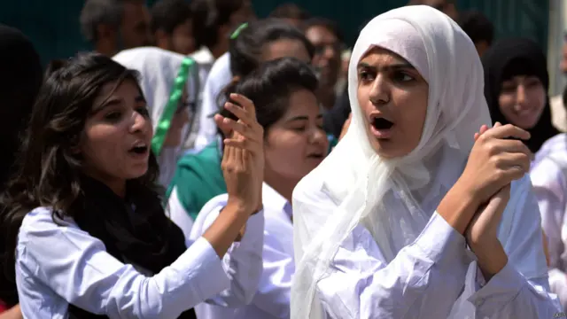 पाकिस्तान में छात्राओं की रैली