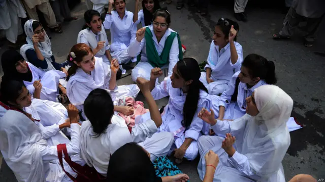 पाकिस्तान में छात्राओं की रैली