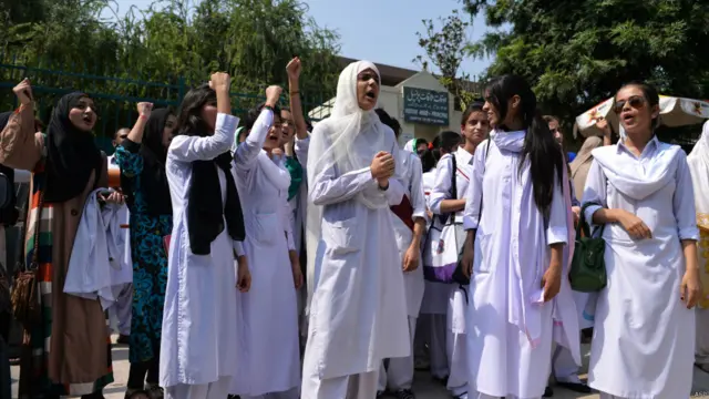 पाकिस्तान में छात्राओं की रैली