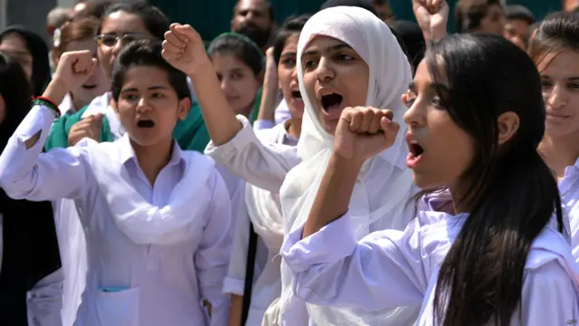पाकिस्तान में छात्राओं की रैली