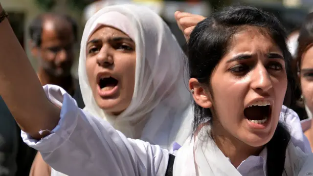 पाकिस्तान में छात्राओं की रैली