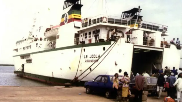 Le Joola reliait la Casamance au reste du Sénégal. Le 26 septembre 2002, il est parti de Ziguinchor, il est passé par Karabane et devait rejoindre Dakar.