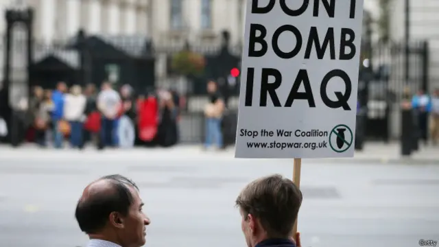 周四，大约有250人在唐宁街外抗议英国政府在伊拉克军事行动的可能性。在议会，也有一些议员反对军事行动。