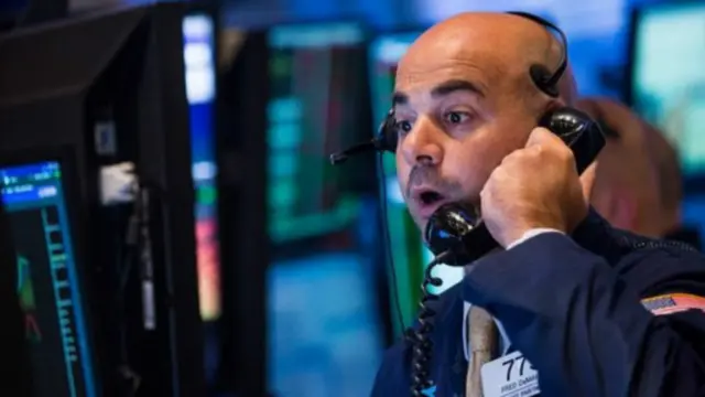 华尔街股市早盘交易受苹果拖累，道琼斯工业平均指数的主要指数下跌了近250点。