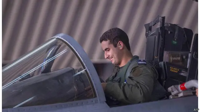 خلبان شاهزاده خالد بن سلمان در کابین جت در محلی نامشخص، عکس مربوط به روز سه‌شنبه ۲۳ سپتامبر 