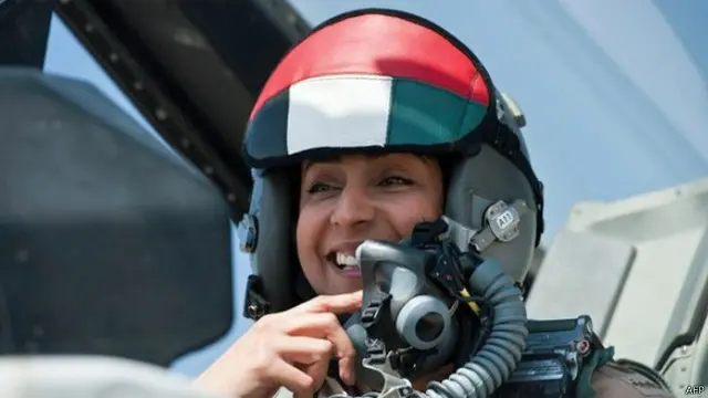 مریم المنصوری ابوظہبی میں پیدا ہوئیں اور  انھوں نے 2007 میں خلیفہ بن زید ایئر کالج سے گریجویشن کی