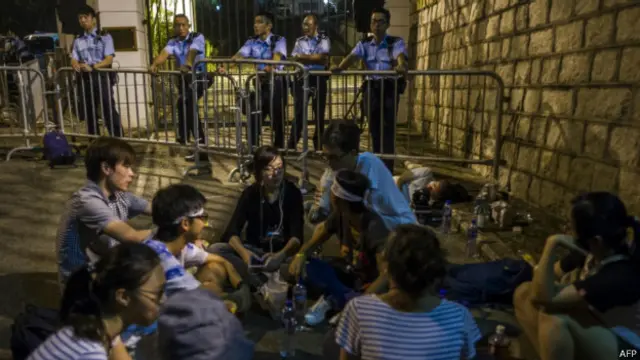 罢课学生要求与梁振英对话，彻夜留在礼宾府前