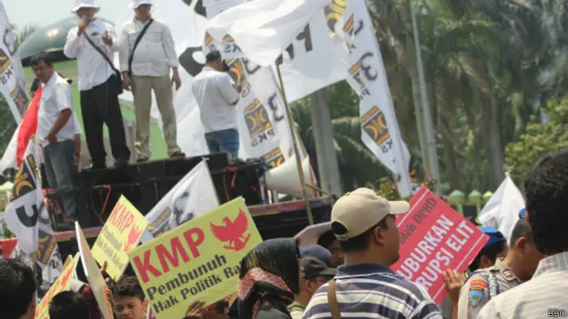 Demonstrasi mendukung dan menolak pilkada lewat DPRD di gedung DPR, Kamis (25/09).