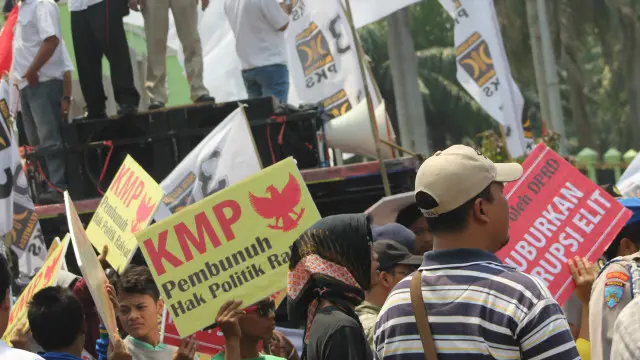 Pendukung Pilkada langsung dan Pilkada melalui DPRD gelar demo di DPR, Kamis (25/09)
