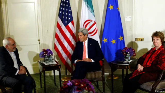 محمدجواد ظریف و جان کری به همراه کاترین اشتون درباره برنامه هسته‌ای ایران مذاکره کردند