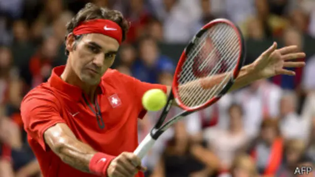 Roger Federer, el original, con una raqueta en la mano, ganando partidos de tenis.