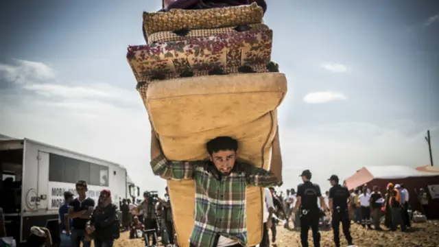 لاجئون أكراد يفرون من المعارك في سوريا