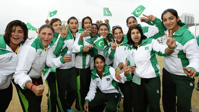 پاکستان کی جانب سے ندا ڈار، سعدیہ یوسف اور ثنا میر نے دو دو کھلاڑیوں کو آؤٹ کیا