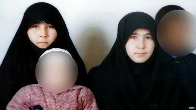 Нилуфар Рахимджанова (первая слева) - со своими детьми