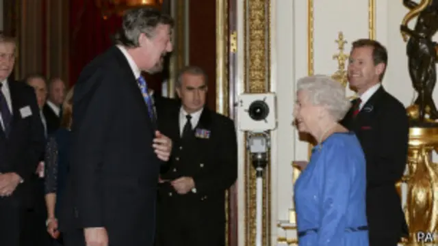 Стивен Фрай и королева Елизавета