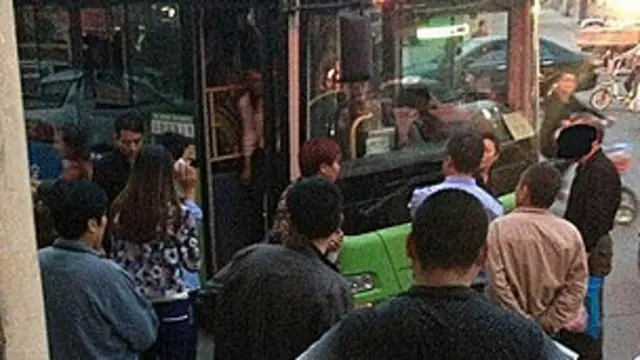 Momento en el que el hombre se para frente al autobús.