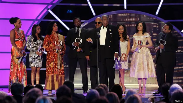 Actores del show de Bill Cosby, recibiendo un premio