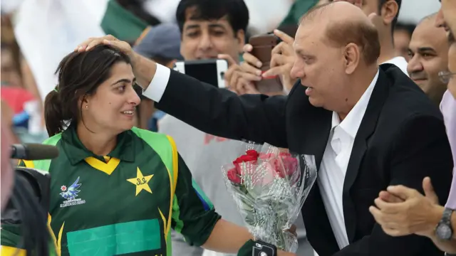 پاکستانی کپتان ثنا میر کو پھولوں کا دستہ پیش کیا جا رہا ہے۔ 