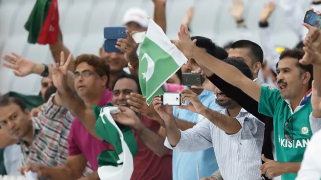 پاکستانی خواتین نے2010 ایشیئن گیمز میں بھی کرکٹ میں گولڈ میڈل حاصل کیا تھا۔