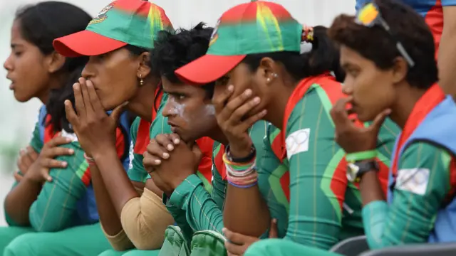 بنگلہ دیش کو جیت کے لیے چار رنز درکار تھے اور اس کی آخری جوڑی وکٹ پر موجود تھی۔ 