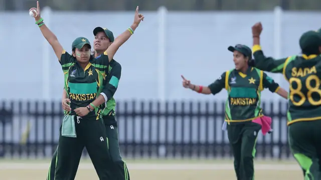 پاکستانی سپنرز ثنا میر، ندا ڈار اور نادیہ یوسف نے دو دو کھلاڑیوں کو آؤٹ کیا۔ 