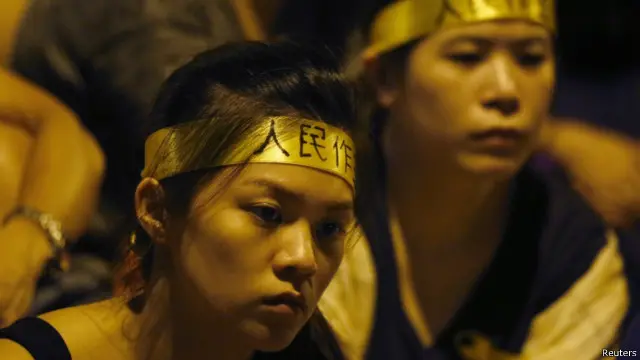 一些示威者头上系着上写”人民作主“字样的丝带。