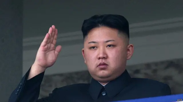 Лидер КНДР Ким Чен Ын на военном параде в 2013 г.