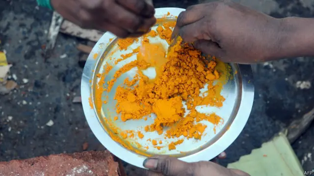 В Индии готовят пасту из куркумы