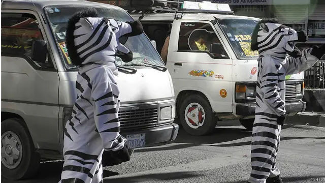 Personas disfrazadas de cebras administran un cruce de peatones en Bolivia